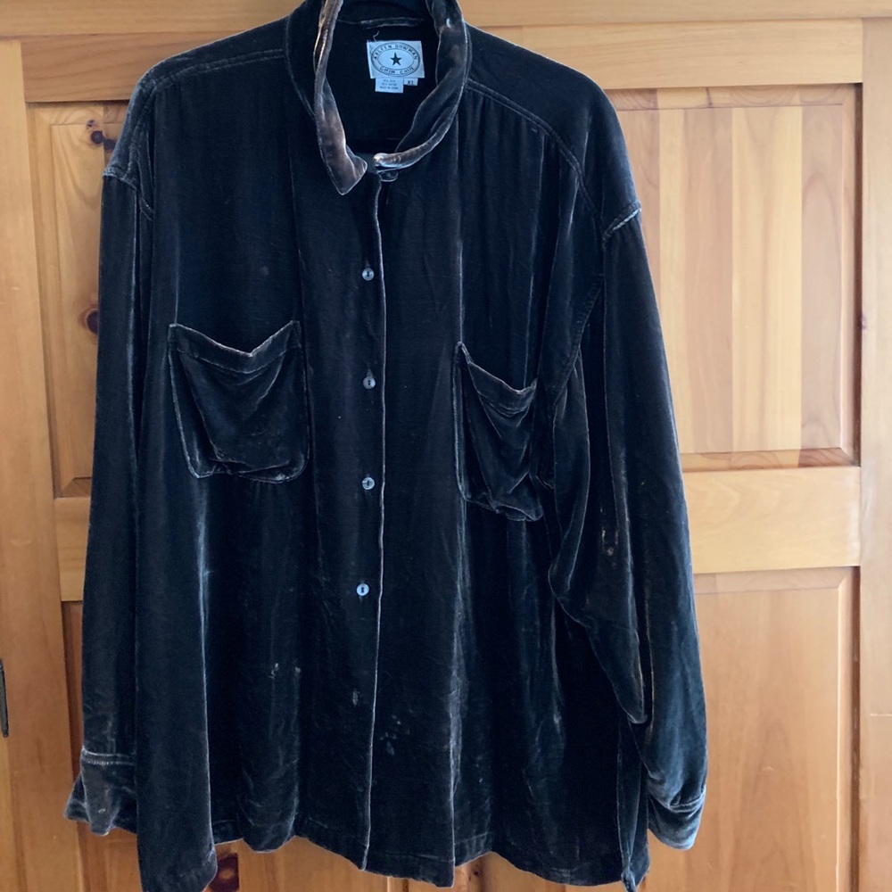 Boxy style cozy velvet shirt.